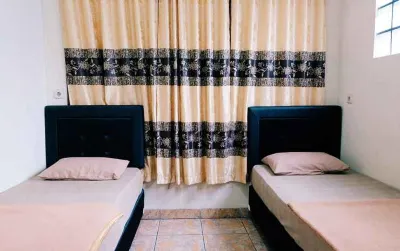 Arinda Guest House Syariah Hotel dekat Universitas Informatika Dan Bisnis Indonesia (UNIBI)