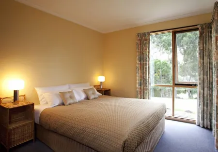 Bruny Island Escapes and Hotel Bruny Отели в г. Довер
