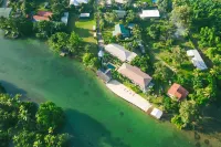 Tropicana Lagoon Apartments - Homestays
