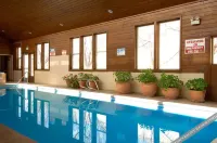 Fort Marcy Suites by All Seasons Resort Lodging - Swimmingpools