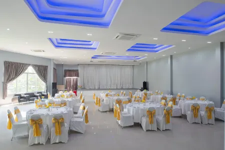 Eco Inn Prime Mae Sot Отели рядом с достопримечательностью «Wat Don Kaeo»