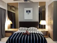 Netflix & Youtube / Studio Room