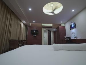 Geetika Galaxy Hotel by WB Inn