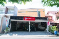 RedDoorz Near Matahari Singosaren Solo فنادق في Serengan