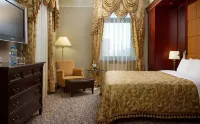 Hilton Moscow Leningradskaya Các khách sạn gần Điện Kremli