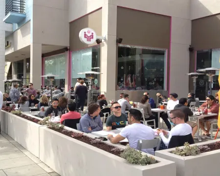 Ramada Plaza by Wyndham West Hollywood Hotel & Suites Отели рядом с достопримечательностью «Fairfax District»