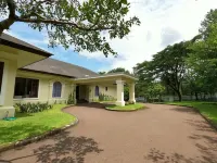 Villa  m² dengan 4 kamar tidur dan 6 kamar mandi pribadi di Sentul Hotel dekat Adank Juve Helmet
