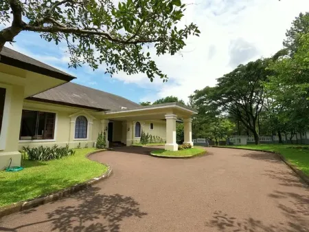 Mansion with a Million Dollar View @Sentul City Отели рядом с достопримечательностью «Таман Будайя Сентул Сити»