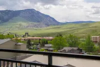 Travelodge by Wyndham Gardiner Yellowstone Park North - Mountain view