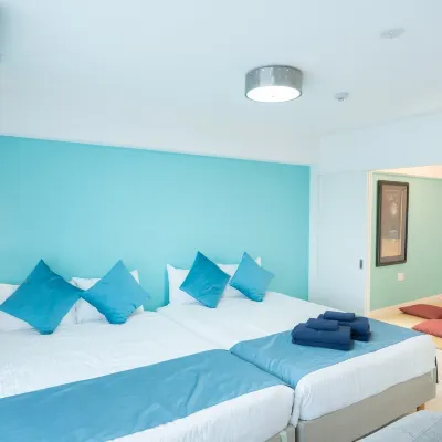 Fuchsia Hotel berhampiran Stesen Obata