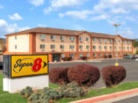 Super 8 by Wyndham the Dalles or Hotels in The Dalles