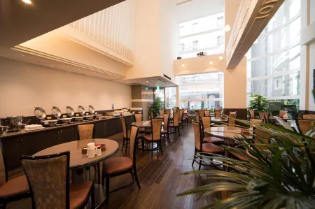 Hotel Claiton Esaka Отели рядом со станцией Shitsu Railway Station