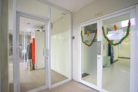 RedDoorz Apartment at Bogor Valley Отели в г. Tanah Sereal