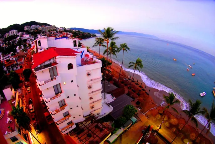 Emperador Vallarta Beachfront Hotel and Suites Hotels near Elixir Mixology Bar