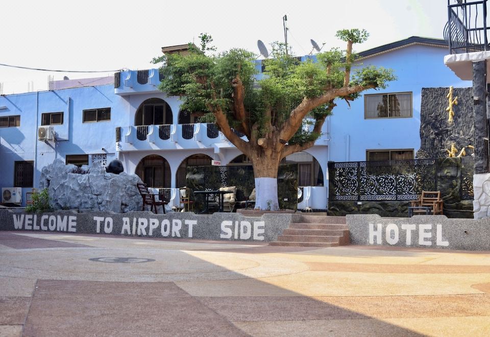 Airport Side Hotel - Housity