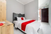 RedDoorz Plus Near Jungeland Sentul Hotels in Babakan Madang