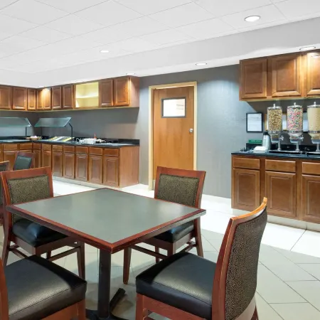 Hawthorn Extended Stay by Wyndham Kingsland Отели в г. Кингсленд