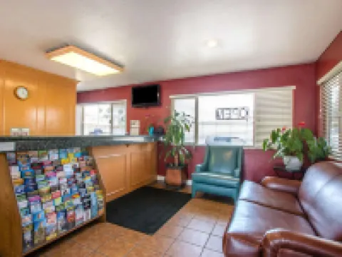 ロードウェイ イン フォールブルック ダウンタウン フォールブルックのホテル