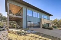 帶遊戲車庫的現代'lakeview Hilltop Retreat