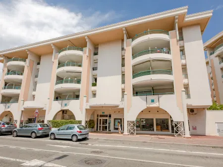 Le Cesarée Отели рядом с достопримечательностью «Camping Resort and Spa La Baume la Palmeraie»