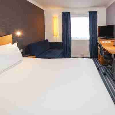 Holiday Inn Express Birmingham NEC Rooms