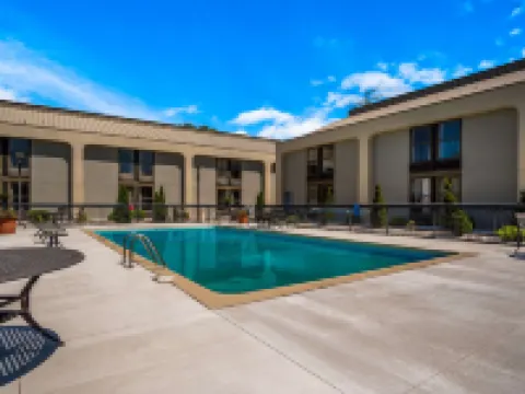 Clarion Inn and Suites Airport Hotels in Cascade