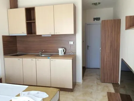 Flower Street Provides Accommodations with Free Wifi, Air Conditioning Отели в г. Санни-Бич
