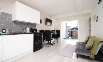 Skyline Immaculate 2-Bed Apartment in Swansea