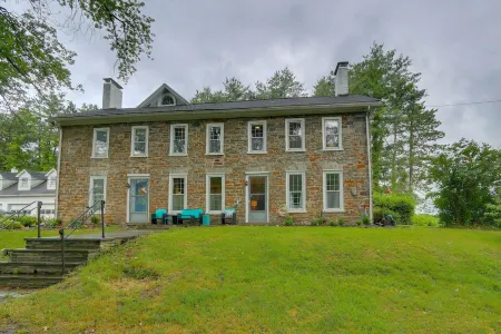 Historic Home on Farm, 15 Mi to Williamsport! Отели в г. Ниппенос Тауншип