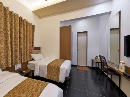 Metro Hotel Отели в г. Колхапур