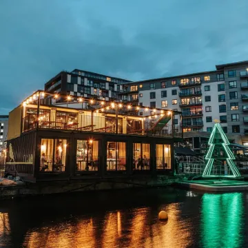 King Deluxe City Apt Large Balcony& Free Parking!