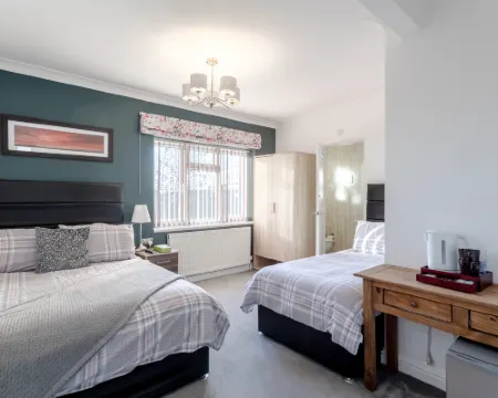 Family Room with Private Bathroom Hotels in Edgware