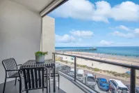 Luna's Lookout: Esplanade, Henley Beach Hotels in Henley Beach