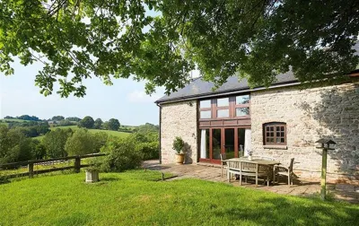 Host Stay Tregaer Mill Barn
