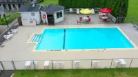 Days Inn & Suites by Wyndham St. Ignace Lakefront - Beach