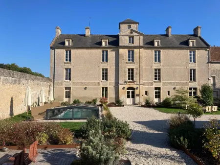 Le Domaine de l'Hostellerie Отели в г. Фонтене-ле-Пенель