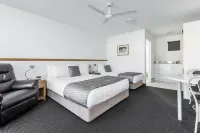Palms Motel