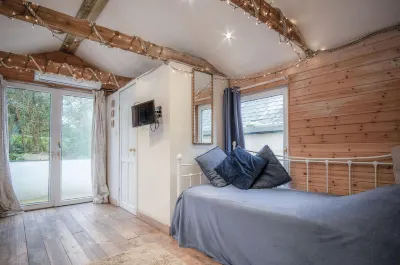 The Lodge - 1 Bedroom - Freshwest Beach Retreat Hotels near Pembroke Castle