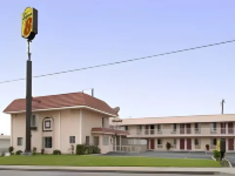 ซุปเปอร์ 8 บายวินด์แฮม อาซูซา โรงแรมในอาซูซ่า