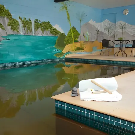18th Avenue Thermal Motel Отели рядом с достопримечательностью «Парк Мемориал»