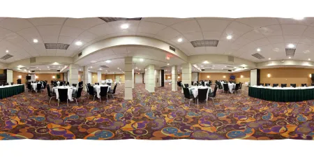 Holiday Inn Manhattan at the Campus Отели рядом с достопримечательностью «Flint Hills Discovery Center»