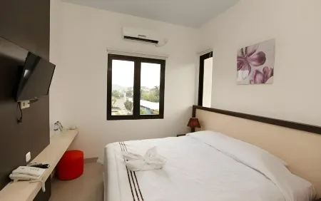 Summer Hotel Bitung Отели в г. Битунг