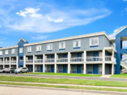 Days Inn & Suites by Wyndham Warren Hotels in Warren