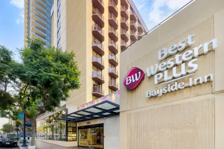 Best Western Plus Bayside Inn Отели рядом с достопримечательностью «Ботаникал Билдинг»