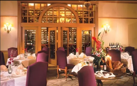 Carlton Hotel Отели рядом с достопримечательностью «Indigo Clothing»