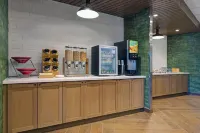 Fairfield Inn & Suites Milwaukee Brookfield - breakfast
