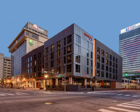 キャノピー バイ ヒルトン メンフィス ダウンタウン メンフィスのホテル