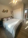 Hot tub, ping pong, and walking distance to over 25 wine tasting rooms!