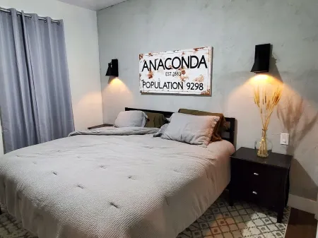 Newly Remodeled Nye's Place! Отели в г. Анаконда