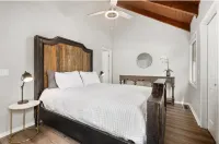 Easy access to bike, hike, golf or paddle from this Bella Vista retreat!